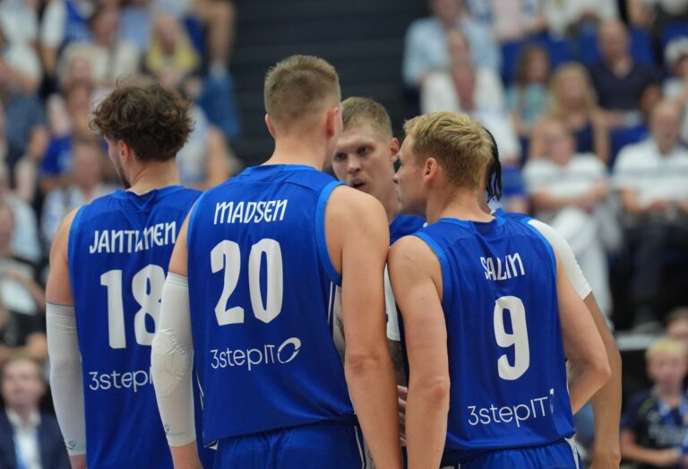 Susijengi Puolaa vastaan kolmellatoista miehellä