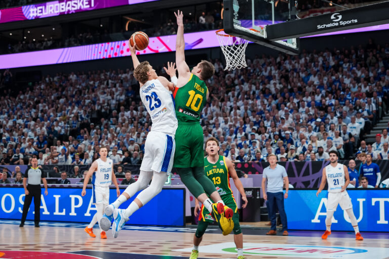 Jazzille kotitappio Hawksin käsittelyssä – Markkanen 40 pistettä, 7 levypalloa