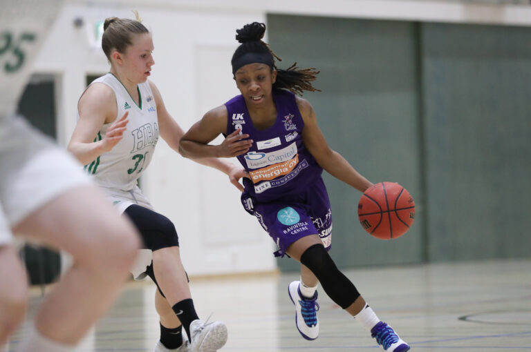 Valencia McFarland ja Sydney Wallace ratkaisivat trillerivoiton Catzille
