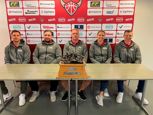 Jussi Savolainen, Jere Anttila, Sami Toiviainen, Essi Lindgren ja Teemu Rannikko vastaavat Vilppaan valmennuksesta tulevalla kaudella. Kuva: Salon Vilpas