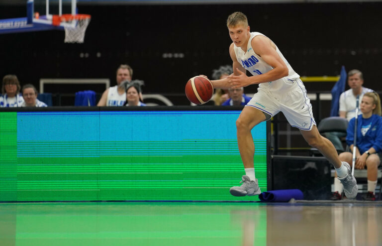 Elias Valtonen aloittaa ammattilaisuransa Daniel Janssonin alaisuudessa