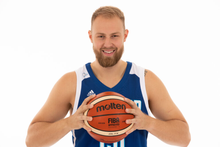 Henri Ventoniemi Korihaiden pelipaitaan