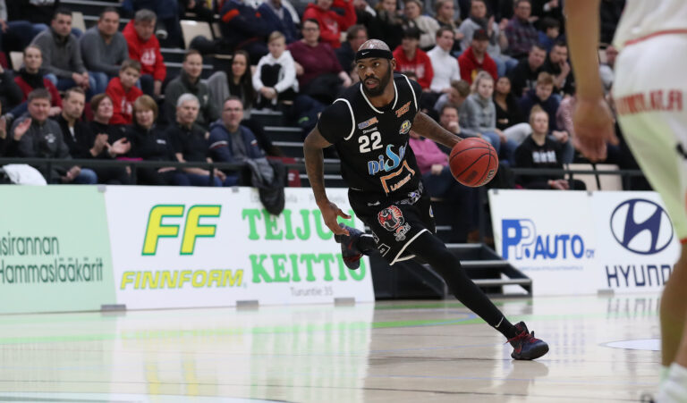 Kobrat otti jälleen vierasvoiton viime hetken heitolla – Karhu Basket jatkoi voittoputkeaan