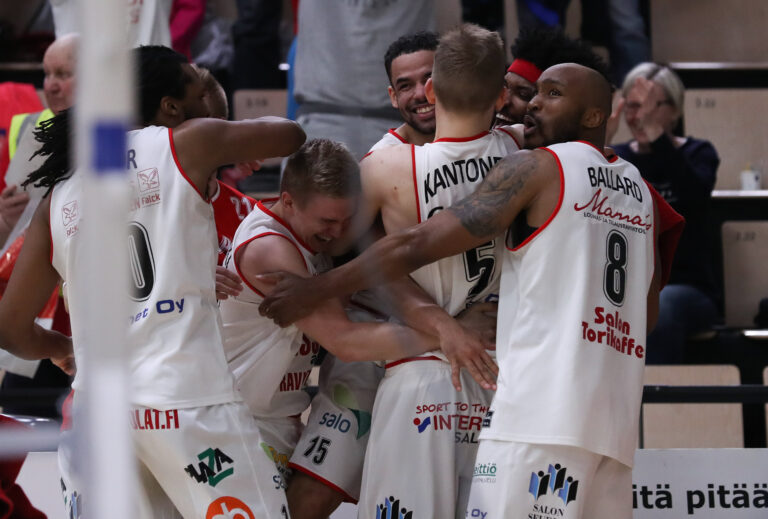 Vilpas nousi käsittämättömään voittoon – Jack Gibbsin summerikolmonen villitsi Salohallin
