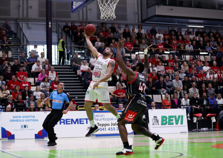 Karhu Basket enää voiton päässä finaaleista – Vilpas nousi jälleen Kouvojen ohi loppuhetkillä