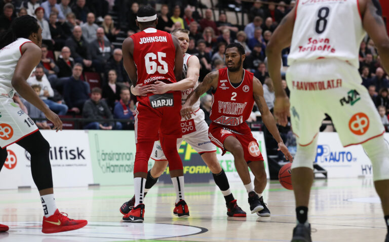 Karhu Basketin tappio Tampereella varmisti Vilppaalle runkosarjan piikkipaikan