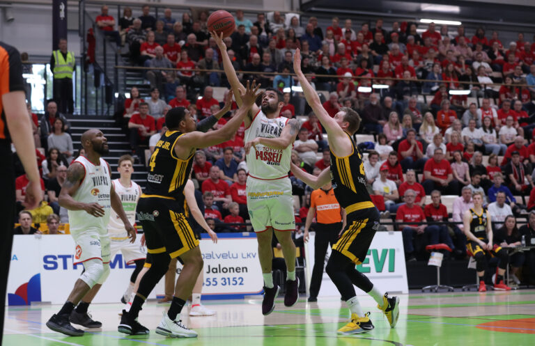 Kataja, Karhu Basket ja Vilpas suorastaan murskaavia kotikentillään – Kouvot haki voiton Tampereelta