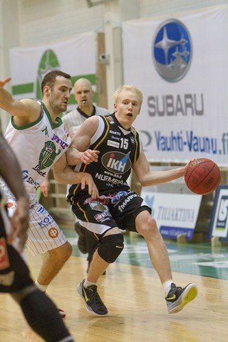 Karhu riehui Karhuvuoressa