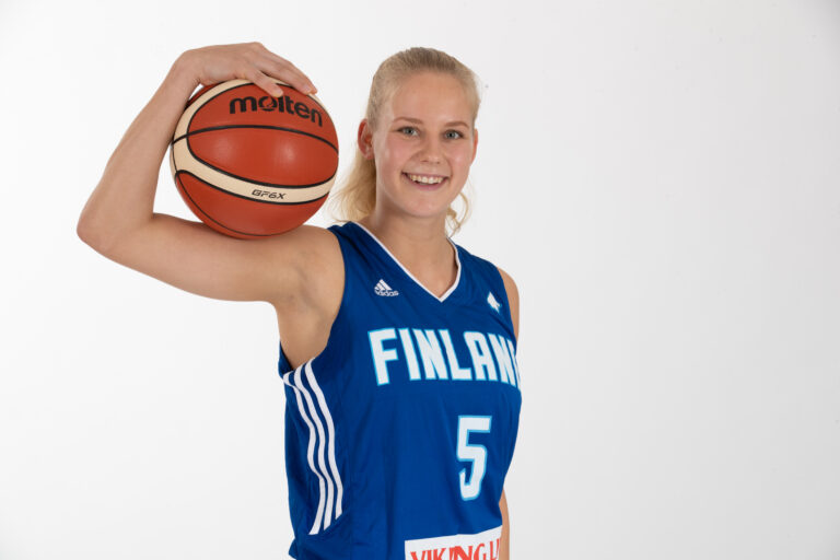 Universiadijoukkueen kapteeni Elina Koskimies Espanjan kakkossarjan Ibaizabaliin