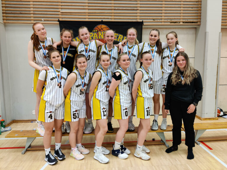 WB-Pantterit 16-vuotiaiden tyttöjen pronssille – Feeniks Basket huuhtoi pronssia 19-vuotiaissa tytöissä