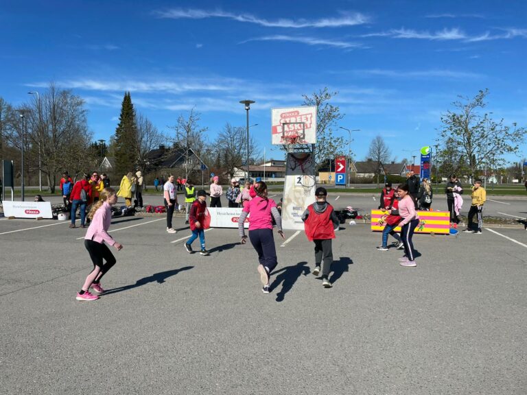 Aurinkoinen Pirkka Street Basket Forssassa