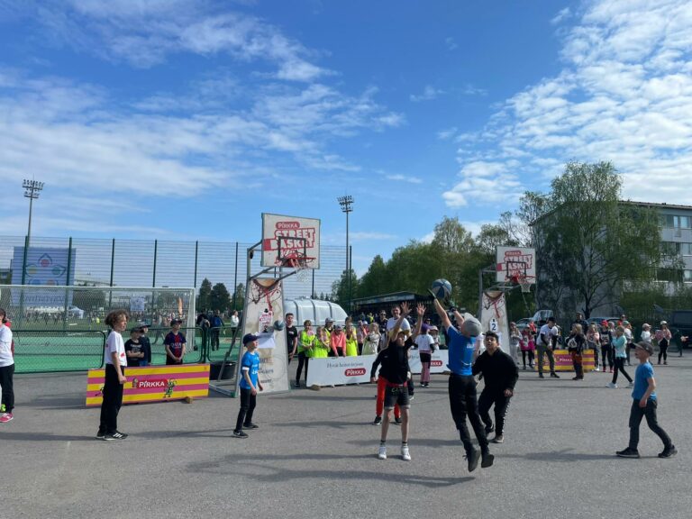 Ennätyksellisen pitkä Pirkka Street Basket -kiertue liikutti lapsia 22 paikkakunnalla