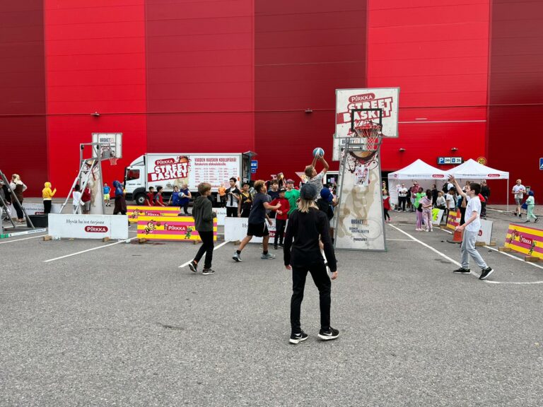 Helsingin Pirkka Street Basketissa tanssimuuveja ja hauskaa meininkiä