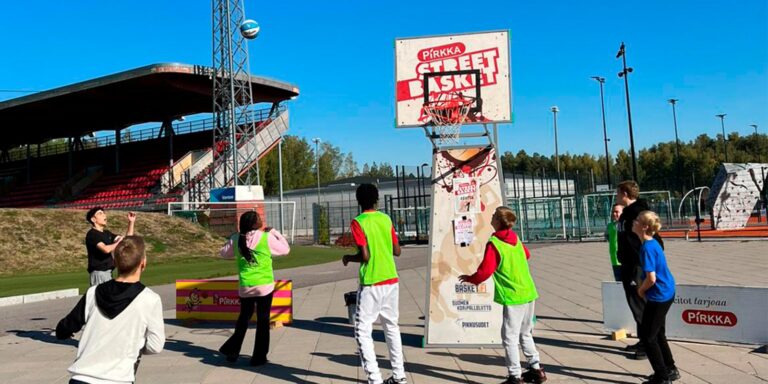 Aurinkoinen Pirkka Street Basket Vantaalla