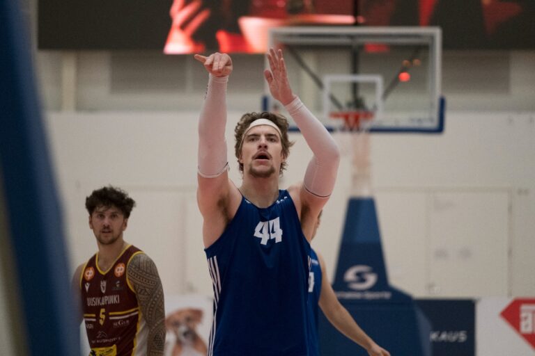 Katajan kovia kokenut sentteri Hannes Pöllä sai Korisliiga-yleisöstä virtaa – ”Teki hyvää huomata, että minua oli kaivattu”