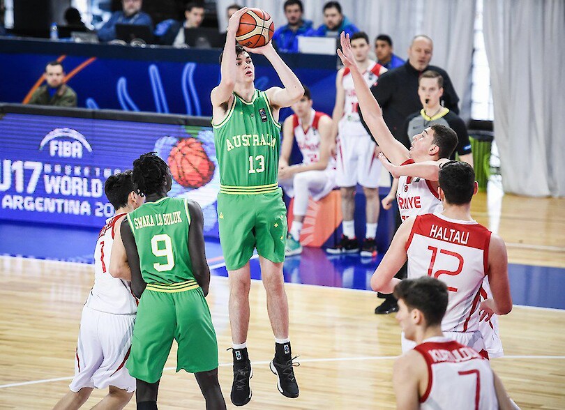 17-vuotiaiden MM-kisat Argentiinassa heinäkuussa 2018: Australian heittoa torjumassa nykyinen NBA-tähti, Turkin Alperen Sengun. Kuva: FIBA