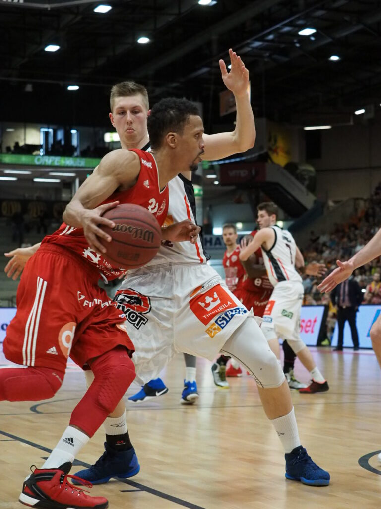 Pyrintö avasi voittotilinsä finaalisarjassa
