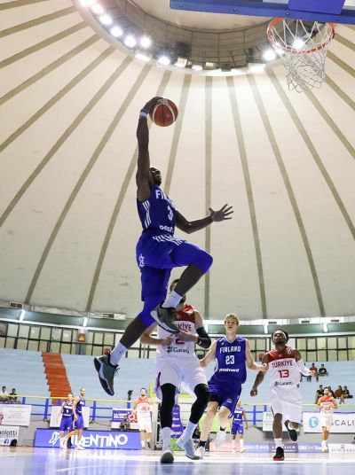Wilsonin Partizan ja Herbertin Skyliners välierävoittoihin