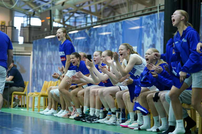MM-kisoihin valmistautuva Suomen 17-vuotiaiden tyttöjen maajoukkue kohtasi Australian valmistavassa maaottelussa