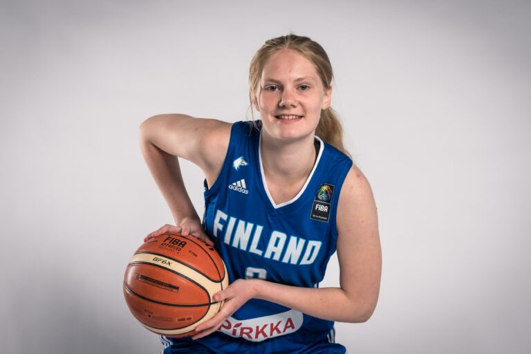 Elli Salovaara Kouvottarien paitaan