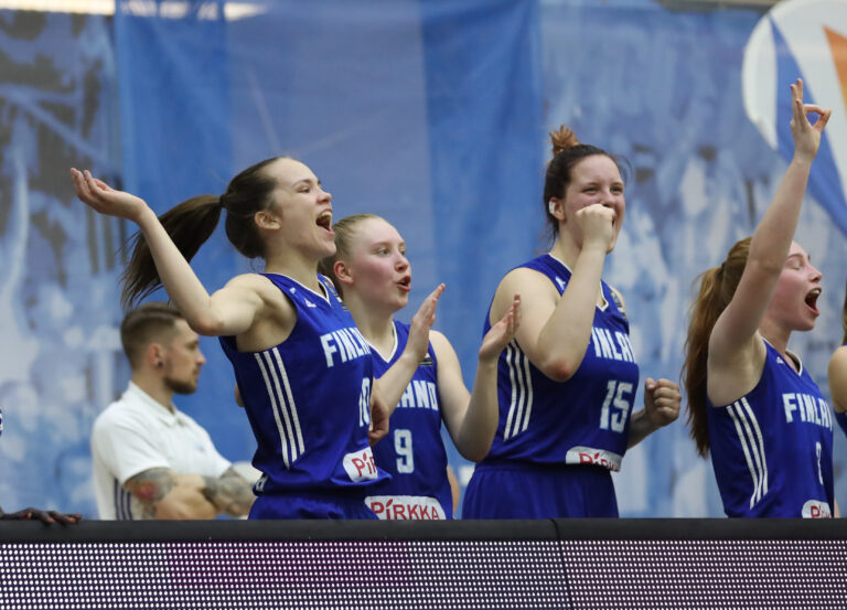 Suomen 18-vuotiaat tytöt voittoon näytöstyyliin, 16-vuotiaat tytöt jäivät Norjan jalkoihin PM-kisoissa