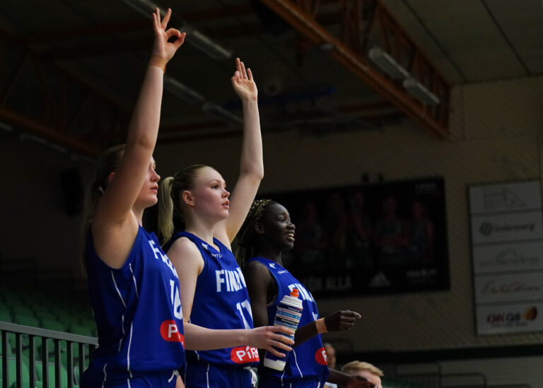 Suomen 18-vuotiaiden tyttöjen maajoukkue selätti Tanskan ja pelaa Pohjoismaiden mestaruudesta torstaina