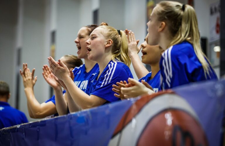 Suomen 18-vuotiaat tytöt jatkavat voittamattomina EM-kisoissa, Norja kaatui 40 pisteen erolla
