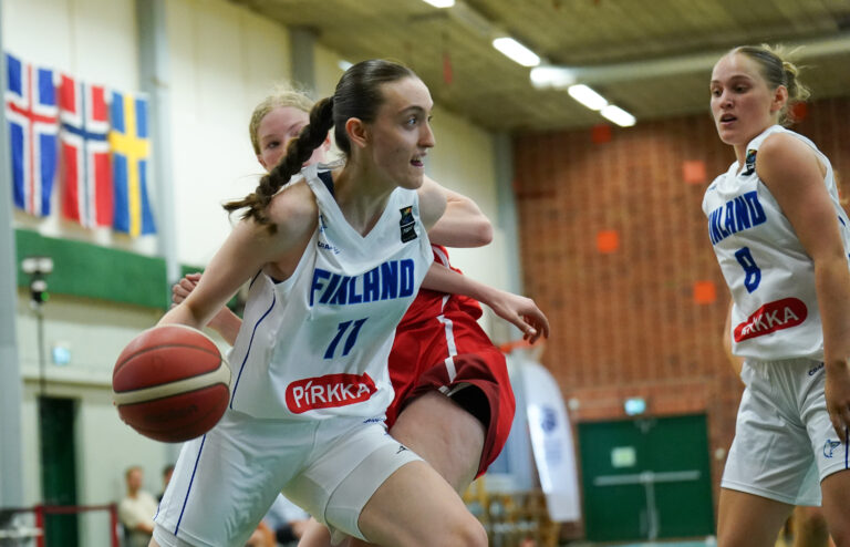 Suomen 20-vuotiaat naiset hiovat kuvioitaan Latviassa ennen EM-kisoja