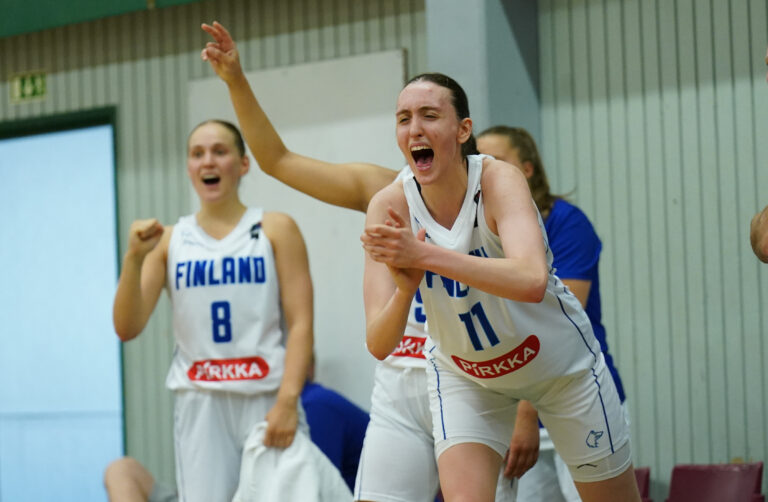Suomen 20-vuotiaiden naisten maajoukkue juhli Pohjoismaiden mestaruutta Södertäljessä