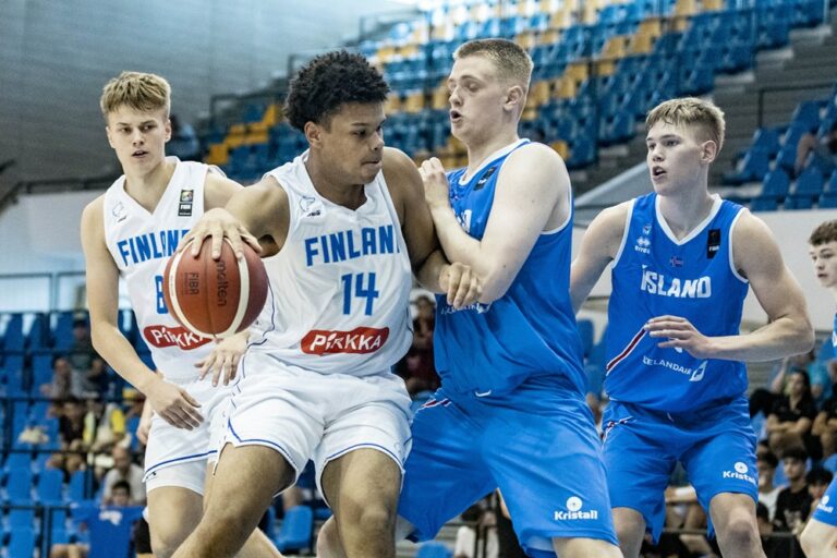 Suomen 18-vuotiaiden poikien maajoukkueelle Islannin päänahka ja B-divisioonan EM-kisojen kolmas sija