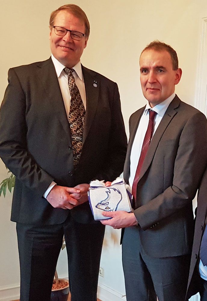 Puheenjohtaja Zitting toivotti Islannin presidentin tervetulleeksi EM-kisoihin