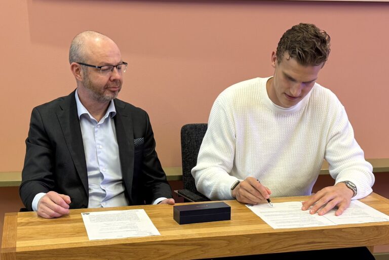 Lauri Markkanen ja Jyväskylän kaupunki solmivat aiesopimuksen koripallohallin rakentamisesta