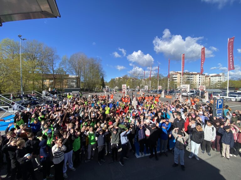 Aurinkoinen Pirkka Street Basket-tapahtuma Turussa