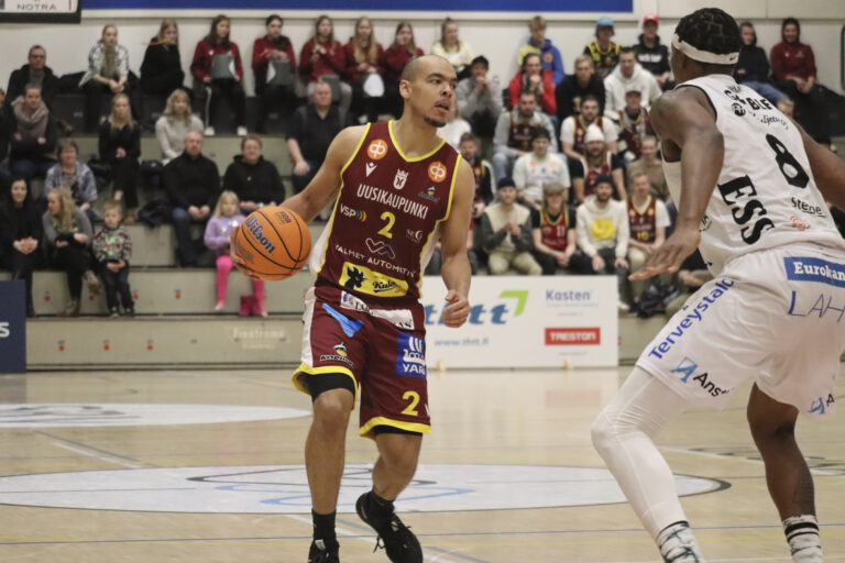 Trey Niemi ja Tommy Murr Korihaiden takakentälle