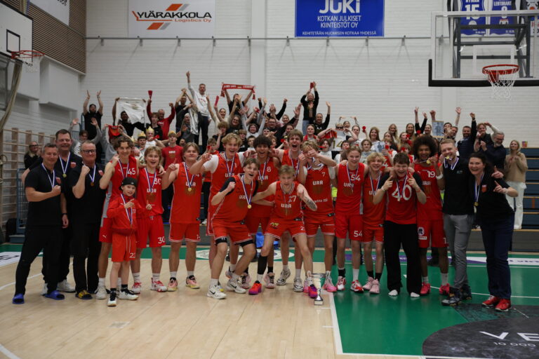 Ura Basket 19-vuotiaiden poikien Suomen mestaruuteen – kolmannen finaaliottelun yleisömäärä Kotkassa 1250