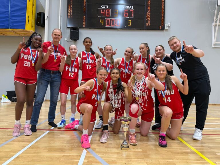 Robert Petersen Cup: Tapiolan Honka ja PuHu Juniorit juhlivat 15-vuotiaiden Suomen mestaruutta
