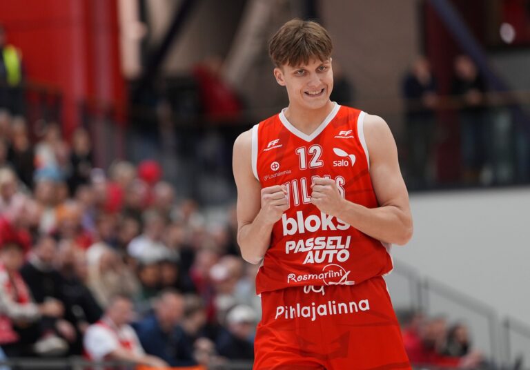 Korisliiga-välierissä mittaa ottavat Vilppaan suomalaistähti Samu Adler ja Korihaiden kaksinkertainen Kuukauden pelaaja Frank Champion – ”Sarja jää kiinni siitä, kuka jaksaa pisimpään, joten minulla on kisassa ikäetu”, toteaa Adler