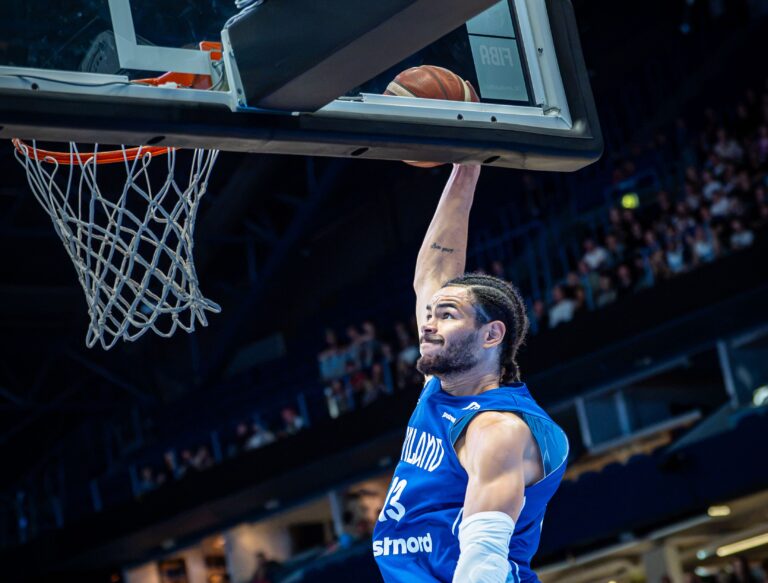 Susijengi sykähteli Islannin kumoon MM-karsintakenraalissaan